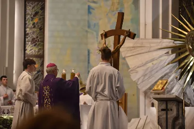 Mszy św. w Środę Popielcową na rozpoczęcie Wielkiego Postu w katedrze rzeszowskiej przewodniczył bp Jan Wątroba. Eucharystię koncelebrowali: ks. Łukasz Cyrnek, ks. Krzysztof Golas, ks. Krzysztof Gołąbek, ks. Sławomir Jeziorski, ks. Dominik Kiełb, ks. Jakub Nagi i ks. Nikodem Rybczyk.
Homilię wygłosił ks. Julian Wybraniec, wikariusz parafii katedralnej. Kaznodzieja w rozważaniu mówił o symbolice popiołu, którym w Środę Popielcową posypuje się głowy uczestników liturgii.
Po homilii odbył się obrzęd wybrania i wpisania imion do księgi katechumenów dwóch kobiet, które, jako dorosłe, przygotowują się do przyjęcia sakramentów inicjacji chrześcijańskiej.
Następnie odbył się obrzęd posypania popiołem.
Podczas Mszy św. posługę muzyczną pełniła Katedralna Schola Liturgiczna. Eucharystia była transmitowana przez Katolickie Radio VIA.
fot. ks. Jakub Oczkowicz
