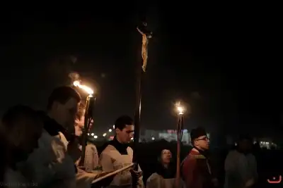 W czwartek w Uroczystość Najświętszego Ciała i Krwi Pańskiej (Boże Ciało) Msza Święta parafialna o godz. 12.00 była sprawowana na osiedlu Drabinianka na placu zieleni między ul. Graniczną i Zieloną. Dziękujemy parafianom za zaangażowanie i pomoc w przygotowaniu ołtarzy: - Ołtarz Mszy Świętej - Spółdzielnia Mieszkaniowa Metalowiec i mieszkańcy ul. Zielonej. - I ołtarz przy kapliczce Matki Bożej Fatimskiej – mieszkańcy bloku ul. Cicha 9. - II ołtarz przy Akademikach – mieszkańcy bloków ul. Cicha 3 i 7. - III ołtarz przed „Energetykiem” mieszkańcy bloku Kwiatkowskiego 5. - IV ołtarz obok bloków ul. Graniczna 4a i 4b – mieszkańcy tychże bloków.  fot. Andrzej Kotowicz