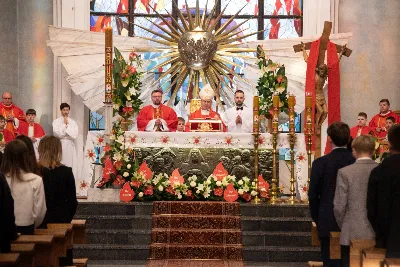 9 kwietnia w Katedrze 42 młodych osób z parafii katedralnej oraz 14 parafii Matki Bożej Częstochowskiej w Rzeszowie (Drabinianka) otrzymało sakrament bierzmowania, którego udzielił bp Jan Wątroba.
Przygotowania młodzieży trwały 2 lata, a odbywały się pod okiem ks. Krzysztofa, ks. Pawła, ks. Szczepana, s. Ewy oraz pani Agnieszki i obejmowały m.in. katechezy, spotkania formacyjne, a także przystąpienie do sakramentu pokuty. We wtorkowy wieczór kandydaci wraz ze swoimi świadkami, rodzicami, chrzestnymi czy też dziadkami zgromadzili się w Katedrze, by prosić o dary Ducha Świętego, umacniające w mężnym wyznawaniu wiary i postępowaniu według jej zasad.
Wszystkich zgromadzonych w świątyni przywitał ks. Krzysztof Gołąbek – proboszcz parafii katedralnej. Mszę Świętą koncelebrowali także ks. Tadeusz Pindara – proboszcz parafii Matki Bożej Częstochowskiej oraz kapłani posługujący w obydwu parafiach.
Następnie prośbę o udzielenie sakramentu bierzmowania zgromadzonym młodym oraz o modlitwę skierowali do Księdza Biskupa rodzice kandydatów.
W homilii bp Jan zachęcił młodych, aby w tym wyjątkowym dniu obrali Ducha Świętego za życiowego przewodnika towarzszącego im przy ważnych wyborach czy podchodzeniu do egzaminów – także tych życiowych. Wyjaśnił również znaczenie imienia Ducha Świętego – Paraklet – które tłumaczone z jęz. greckiego oznacza obrońcę, adwokata – nigdy prokuratora, nawet nie sędziego.
Będziecie moimi świadkami, gdy was umocni Duch Święty – mówi Pan Jezus. Niech nie będzie niedzieli i uroczystości bez udziału we Mszy Świętej – to jest moment dawania świadectwa. Właśnie przez zaangażowane, pełne uczestnictwo w najpiękniejszej modlitwie, jaką ma Kościół, czyli w Mszy Świętej, zdacie egzamin ze swojej dojrzałości chrześcijańskiej.
Na koniec celebrans odwołał się do obchodzonej poprzedniego dnia Uroczystości Zwiastowania Pańskiego i postawy Maryi wobec planu Bożego w Jej życiu oraz drogi, przez którą prowadził Ją Duch Święty. Podkreślił, że właśnie Maryja uczy, jak być uczennicą Ducha Świętego.
Po homilii miało miejsce odnowienie przyrzeczeń chrzcielnych. Następnie odbyła się najważniejsza część uroczystości – modlitwa Księdza Biskupa oraz namaszczenie krzyżmem każdego kandydata.
Sakrament bierzmowania jest koniecznym dopełnieniem sakramentu chrztu i wiąże się również z obraniem konkretnego patrona, którego życie i przymioty są wzorem dla młodego człowieka otrzymującego Ducha Świętego. Kandydat do bierzmowania ma więc okazję wybrać sobie świętego czy błogosławionego, którego droga do świętości najbardziej go zachwyciła. Może być to patron, którego imię nosi już od chrztu; może też wybrać sobie drugiego patrona. 
W związku z tym podczas namaszczenia krzyżmem biskup zwraca się do bierzmowanego nowo wybranym imieniem.
Po liturgii sakramentu bierzmowania miała miejsce modlitwa powszechna i liturgia eucharystyczna. Na koniec młodzi złożyli podziękowania Księdzu Biskupowi, Księżom Proboszczom oraz wszystkim, którzy poprzez swój wkład, posługę i zaangażowanie przyczynili się do przygotowania oraz przeżycia tej wyjątkowej uroczystości. Pamiątką było wspólne zdjęcie po zakończonej Mszy Świętej.
Posługę muzyczną w czasie uroczystości pełniła Katedralna Schola Liturgiczna pod dyrekcją ks. Juliana Wybrańca.

fot. Leszek Drzał
