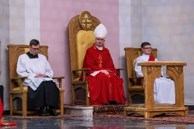 Liturgia Męki Pańskiej rozpoczęła się od procesji wejścia w zupełnej ciszy i gestu prostracji – pokornego padnięcia twarzą do ziemi głównego celebransa – Biskupa Rzeszowskiego Jana Wątroby. Drugim etapem nabożeństwa była Liturgia Słowa. Jej centrum stanowiła Męka Pańska w relacji wg św. Jana – odśpiewana przez ks. Juliana Wybrańca, kl. Dawida Piroga oraz kl. Karola Baraniewicza, z partiami tłumu wykonanymi przez Katedralny Chór Chłopięco-Męski Pueri Cantores Resovienses (tenory i basy), pod dyrekcją ks. dra Andrzeja Widaka we współpracy z Angelą Pacutą i Edytą Kotulą, dyrygentkami chóru.

W homilii bp Jan Wątroba zapraszał do odczytania na nowo sensu krzyża Jezusa i Jego Orędzia.

Trzecią częścią liturgii była adoracja krzyża. W pierwszej kolejności krzyż adorowali poprzez ucałowanie: Ksiądz Biskup, księża z Wyższego Seminarium Duchownego w Rzeszowie, księża katedralni oraz siostry zakonne. Następnie hołd krzyżowi oddali wszyscy wierni, wpatrując się w krzyż trzymany przez ks. Krzysztofa Gołąbka, proboszcza katedry.

Ostatnią częścią liturgii był obrzęd Komunii św. zakończony przeniesieniem Pana Jezusa w monstrancji do tzw. Bożego grobu. W tym roku dekoracja grobu nawiązuje do przeżywanego roku duszpasterskiego pt. „Wierzę w Kościół Chrystusowy”. Projekt autorstwa ks. Pawła Wójcika, wikariusza katedralnego, zachęca do pogłębienia relacji z Jezusem i jak wzywa napis umieszczony na grobie do „zakorzenienia w Kościele Chrystusa”.
fot. Joanna Prasoł 