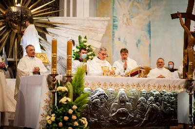 Mszy Świętej w święto Ofiarowania Pańskiego przewodniczył bp Jan Wątroba. W Eucharystii z okazji Dnia Życia Konsekrowanego uczestniczyli przedstawiciele sióstr i braci zakonnych, pustelnic, dziewic i wdów konsekrowanych oraz członków instytutów świeckich. Eucharystię koncelebrował ks. Stanisław Kamiński, wikariusz biskupi ds. zakonnych, a także 8 kapłanów. Homilię wygłosił bp Jan Wątroba. Śpiew podczas Mszy Świętej prowadziła Katedralna Schola Liturgiczna pod kierunkiem ks. Juliana Wybrańca przy akompaniamencie organowym Wiesława Siewierskiego. Fot. Paulina Lęcznar