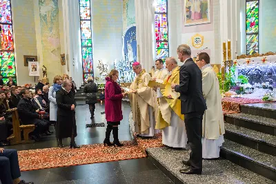 Uroczystość Chrystusa Króla to także święto Akcji Katolickiej i KSM-u. Centralnej uroczystości w Katedrze przewodniczył biskup diecezjalny Jan Wątroba. Eucharystię koncelebrowało 25 księży, wśród nich ks. Stanisław Potera – asystent diecezjalny AK i ks. Tomasz Ryczek – asystent diecezjalny KSM. Po wyznaniu wiary 88 młodych osób złożyło przyrzeczenie Katolickiego Stowarzyszenia Młodzieży. Obrzęd przyrzeczenia prowadził Paweł Grodzki – prezes KSM Diecezji Rzeszowskiej. Ceremonia zakończyła się odśpiewaniem hymnu KSM i zawołaniem: „Przez cnotę, naukę i pracę, służyć Bogu i Ojczyźnie, Gotów!”

Po Komunii św. bp Jan Wątroba, razem z ks. Stanisławem Poterą, wręczył nominacje 20 nowym prezesom oddziałów parafialnych Akcji Katolickiej. Krótkie przemówienia wypowiedzieli kolejno: Jeremi Kalkowski – prezes Zarządu Diecezjalnego Instytutu AK i Paweł Grodzki.

Po Komunii św. wszyscy zebrani uklękli przed Najświętszym Sakramentem. Biskup Ordynariusz odczytał Jubileuszowy Akt Przyjęcia Jezusa Chrystusa za Króla i Pana.

Po Mszy św. bp Jan Wątroba wręczył odznaki i legitymacje nowym członkom KSM.

fot. Fotografiarzeszow