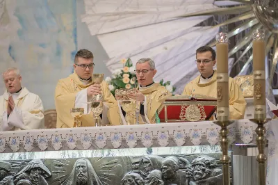 W kościele katedralnym w Rzeszowie bp Jan Wątroba przewodniczył Mszy św., która zainaugurowała fazę diecezjalną ogólnokościelnego synodu biskupów, który przebiega pod hasłem “W stronę Kościoła synodalnego. Komunia. Uczestnictwo. Misja”. W Eucharystii uczestniczył również bp Kazimierz Górny, kapłani odpowiedzialni za poszczególne duszpasterstwa w diecezji, siostry zakonne i świeccy.  Przed rozpoczęciem Eucharystii, ks. dr Rafał Flak, który jest dyrektorem wydziału duszpasterskiego, a także diecezjalnym koordynatorem synodu, wyjaśnił wiernym zebranym w katedrze czym jest rozpoczęty synod i jaka jest jego problematyka oraz jakie są oczekiwania Ojca Świętego, który zainicjował to wydarzenie.  “Synod jest synodem o tym, jaki teraz jest Kościół, jak bardzo jest prawdziwą wspólnotą i co możemy zrobić, żeby bardziej spełniał swoją misję. Synod ma tworzyć przestrzeń do wspólnej modlitwy i rozmowy oraz skłonić do zastanowienia się, jak wygląda nasze “podążanie razem”, bo to jest znaczenie terminu “synod”. Co jest w nim wyjątkowe? Że nie jest synodem wyłącznie biskupów, ale wszystkich wiernych” – podkreślał ks. Flak .  Powołując się na “Vademecum synodu o synodalności”, ks. Rafał Flak mówił, że na etapie diecezjalnym synodu konieczne jest doprowadzenie do spotkania na linii duchowni-świeccy, by nawzajem wypowiedzieć konstruktywne uwagi o Kościele dzisiaj. “Vademecum mówi także o tym, opisując dziewięć pułapek, w które można wpaść, organizując synodalne rozmowy. To na przykład słuchanie tylko tych, którzy już są zaangażowani w działalność Kościoła, skupianie się na sobie i na naglących troskach, dostrzeganie tylko “problemów” albo patrzenie na synodalność jak na “korporacyjne ćwiczenie strategiczne”, nie jak na proces duchowy, któremu przewodzi Duch Święty”.  W homilii bp Jan Wątroba powiedział, że synod jest “pójściem wspólną drogą”, na której znajdują się wierni tworzący Kościół i Chrystus będący centrum Kościoła. “Synod towarzyszy Kościołowi od samego początku istnienia, dlatego nie jest czymś nowym. To w taki wspólnotowy sposób, poprzez słuchanie Ducha Świętego, Kościół przez wieki był konfrontowany z różnymi wydarzeniami, zagrożeniami i wyzwaniami i w ten sposób je podejmował, rozwiązywał i podejmował ważne decyzje oraz dokonywał wyboru. Zawsze działo się to i dzieje dzisiaj przy wzywaniu Ducha Świętego i słuchaniu Go” – mówił bp Wątroba.  Biskup Rzeszowski podkreślał również, że Ojciec Święty Franciszek zaprosił cały Kościół, cały lud Boży, czyli wszystkich ochrzczonych niezależnie w jakim żyją stanie, środowisku, bez względu na to jaki jest poziom ich życia moralnego, jakie jest ich aktualne zaangażowanie w życie Kościoła. Wszyscy na mocy chrztu świętego są odpowiedzialni za Kościół, za jego kształt, misję, owocność jego działania oraz za to, na ile Kościół jest tym i taki jakim go chciał mieć Jezus. Wszyscy zatem jesteśmy odpowiedzialni za to, na ile nasz Kościół jest “jakby sakramentem zbawienia”, czyli “widzialnym znakiem, niewidzialnej łaski”. Więc każdy jest zaproszony do udziału w synodzie, którego kluczem oprócz słowa “droga”, jest “spotkanie”, “słuchanie”, “rozeznawanie” – wyjaśniał bp Wątroba.  Na zakończenie homilii bp Jan Wątroba zaprosił wszystkich obecnych w katedrze, a także słuchaczy Katolickiego Radia VIA do włączenia się w modlitwę za synod i o dobre jego owoce.   fot. Małgorzata Ryndak