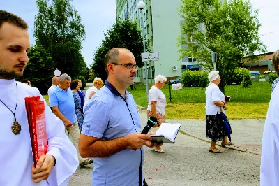 W czwartek w Uroczystość Najświętszego Ciała i Krwi Pańskiej (Boże Ciało) Msza Święta parafialna o godz. 12.00 była sprawowana na osiedlu Drabinianka na placu zieleni między ul. Graniczną i Zieloną. Dziękujemy parafianom za zaangażowanie i pomoc w przygotowaniu ołtarzy: - Ołtarz Mszy Świętej - Spółdzielnia Mieszkaniowa Metalowiec i mieszkańcy ul. Zielonej. - I ołtarz przy kapliczce Matki Bożej Fatimskiej – mieszkańcy bloku ul. Cicha 9. - II ołtarz przy Akademikach – mieszkańcy bloków ul. Cicha 3 i 7. - III ołtarz przed „Energetykiem” mieszkańcy bloku Kwiatkowskiego 5. - IV ołtarz obok bloków ul. Graniczna 4a i 4b – mieszkańcy tychże bloków.  fot. Andrzej Kotowicz