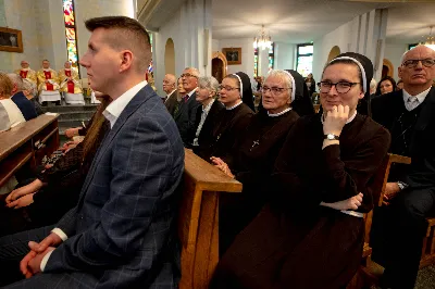 „Na swoje życie i swoje kapłaństwo trzeba popatrzeć w świetle Bożej miłości. Inaczej go nie pojmiemy ani my, ani ci, którzy będą na nas patrzeć” – mówił bp Jan Wątroba podczas Mszy św. z udzieleniem święceń prezbiteratu. 4 czerwca 2022 r. w kościele katedralnym jedenastu diakonów diecezji rzeszowskiej przyjęło sakrament kapłaństwa.
Do grona neoprezbiterów diecezji rzeszowskiej należą: ks. Sebastian Bełz z parafii w Nienadówce, ks. Krzysztof Lampart z parafii w Rudnej Wielkiej, ks. Mateusz Łachmanek z parafii w Lipinkach, ks. Karol Migut z parafii w Jasionce, ks. Marcin Murawski z parafii katedralnej w Rzeszowie, ks. Adrian Pazdan z parafii w Zagorzycach, ks. Tomasz Sienicki z parafii w Bieździedzy, ks. Dominik Świeboda z parafii w Palikówce, ks. Piotr Wąsacz z parafii bł. Władysława Findysza w Rzeszowie, ks. Mateusz Wojtuń z parafii w Święcanach oraz ks. Wiktor Zoła z parafii w Cieklinie.
Mszy św. przewodniczył i święceń udzielił bp Jan Wątroba. Eucharystię koncelebrowało około osiemdziesięciu księży, m.in: przełożeni Wyższego Seminarium Duchownego w Rzeszowie oraz proboszczowie i wikariusze z parafii rodzinnych neoprezbiterów. W Mszy św. uczestniczył abp Edward Nowak, bp Kazimierz Górny i bp Edward Białogłowski.
Zebranych w kościele katedralnym powitał ks. Krzysztof Gołąbek, proboszcz parafii.
W homilii bp Jan Wątroba nawiązał do słów z Ewangelii według św. Jana w których Chrystus tłumaczy co to znaczy być dobrym pasterzem. „Być kapłanem w Kościele Chrystusowym to znaczy mieć udział w Jego pasterskiej misji i stale upodabniać się do Dobrego Pasterza, który zna owce, karmi je, broni i jest gotów oddać życie dla ich dobra” – mówił hierarcha.
Po homilii odbył się obrzędy święceń: przyrzeczenie czci i posłuszeństwa Biskupowi Ordynariuszowi, Litania do Wszystkich Świętych podczas której kandydaci leżeli krzyżem, nałożenie rąk, modlitwa święceń oraz namaszczenie rąk krzyżmem i wręczenie chleba i wina. Podczas Liturgii Eucharystycznej nowo wyświęceni po raz pierwszy wyciągnęli dłonie nad chlebem i winem wypowiadając słowa konsekracji.
Na zakończenie Mszy św. ks. Tomasz Sienicki, podziękował w imieniu nowo wyświęconych wszystkim, którzy przyczynili się do przygotowania ich do kapłaństwa. Słowa wdzięczności, m.in. przełożonym Wyższego Seminarium Duchownego w Rzeszowie i rodzicom neoprezbiterów, wypowiedział bp Jan Wątroba. 
W drodze do zakrystii neoprezbiterzy zatrzymali się przy figurze Matki Bożej Fatimskiej zawierzając swoje kapłaństwo Matce Bożej.
W niedzielę, 5 czerwca, w Uroczystość Zesłania Ducha Świętego, neoprezbiterzy będą sprawować w swoich rodzinnych parafiach uroczyste Msze św. prymicyjne, a w najbliższych tygodniach otrzymają skierowania do parafii.

Fot. ks. Jakub Nagi oraz biala-wrona.pl
