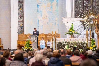 Ponad 100 lat temu, w roku 1917 r. w Fatimie, Matka Boża każdego 13. dnia miesiąca od maja do października objawiała się trójce dzieci: Łucji, Hiacyncie i Franciszkowi. Prosiła ich wówczas o odmawianie modlitwy różańcowej w intencji pokoju na świecie i nawrócenia grzeszników. Wzorem tych wydarzeń w wielu parafiach w Polsce i na świecie prowadzone są nabożeństwa fatimskie. Nie inaczej jest w rzeszowskiej katedrze, gdzie 13 października zakończono cykl tegorocznych spotkań modlitewnych przy figurze Pani Fatimskiej. Wieczór fatimski rozpoczął się o godz. 18:40 odczytaniem próśb i podziękowań do Matki Bożej Fatimskiej. Wcześniej wierni mogli skorzystać z sakramentu pokuty. O godz. 19:00 odprawiono uroczystą Mszę Świętą, której przewodniczył ks. Andrzej Szpaczyński – ojciec duchowny w Wyższym Seminarium Duchownym w Rzeszowie. Wygłosił on także homilię, w której nawiązał do liturgii słowa z dnia, przyrównując ją do myślenia współczesnego człowieka. „Jezus mówi do nas «Kto nie jest ze mną, jest przeciwko mnie». Można pomyśleć: jestem teraz w kościele, modlę się, spowiadam, przyjmuję sakramenty, ale czy rzeczywiście jestem z Jezusem czy tylko z Nim bywam? Czy jestem w Jego obecności cały czas czy jedynie bywam z Nim przez pewne chwile w ciągu dnia? Być z Jezusem to być po Jego stronie, mieć podobne myślenie, jak On, które przejawia się w czynach, podejmowanych decyzjach, a także w patrzeniu na drugiego. To wiara jest filtrem, który pozwala zobaczyć w drugim człowieku nie przeciwnika, ale brata – nawet jeśli jest on inny lub myśli inaczej. Wiara może pomagać wchodzić z nim w relację. Warto zadać sobie pytanie: czy mam w sobie ten filtr, ten sposób patrzenia, dzięki któremu jestem po stronie Jezusa?”. Następnie celebrans przywołał wydarzenia z portugalskiego miasteczka: „Choć nie jesteśmy świadkami cudu słońca, który zobaczył dziesięciotysięczny tłum 13 października 1917 w Fatimie, to słyszymy dzisiaj wezwanie do nawrócenia i pokuty. Każdy z nas jest wezwany, by się nawracać. Być może nawróceniu powinno ulec nasze spojrzenie na innych, by zobaczyć w nich dobro, a na świat patrzeć z wiarą”. Mszę Świętą koncelebrowali ks. Bogusław Babiarz – dyrektor administracyjny WSD w Rzeszowie, ks. Krzysztof Gołąbek – proboszcz parafii katedralnej oraz ks. Michał Rurak – katedralny wikariusz. Posługę w czasie liturgii pełnili alumni rzeszowskiego seminarium, którzy wraz z diakonem Łukaszem prowadzili także modlitwę różańcową z rozważaniami opartymi o historię błogosławionej rodziny Ulmów. Korzystając z ciepłej, jesiennej pogody po zakończonej Mszy Świętej odbyła się procesja na placu przed świątynią z figurą Pani Fatimskiej. Wierni z świecami w rękach zawierzali siebie, swoje rodziny i wszelkie troski w modlitwie różańcowej. Duchowo łączyli się z nimi słuchacze katolickiego radia VIA, które transmitowało całe nabożeństwo. Przed wyśpiewaniem Apelu Jasnogórskiego ks. Krzysztof, proboszcz parafii katedralnej, podsumował tegoroczne nabożeństwa fatimskie, dziękując wiernym za uczestnictwo w uwielbieniu Boga za przyczyną Pani Fatimskiej. W sposób szczególny podziękowania skierował do braci alumnów z roku propedeutycznego, życząc, aby modlitwa przy figurze Matki Bożej z Fatimy umacniała rozeznawanie drogi ich powołania. Wyrazy wdzięczności popłynęły w stronę kapłanów z dekanatu Rzeszów-Katedra, sióstr zakonnych, orkiestry pod batutą Tadeusza Cielaka, która uświetniała każde z tegorocznych nabożeństw oraz słuchaczy katolickiego radia VIA. Do godz. 22:00 w świątyni trwała adoracja Najświętszego Sakramentu, w której wierni licznie uczestniczyli. Od listopada do kwietnia 13. dnia miesiąca w świątyni katedralnej prowadzona jest modlitwa różańcowa przy figurze Matki Bożej Fatimskiej o godz. 17:30. Niech wezwanie Maryi do codziennej modlitwy różańcowej przyświeca nam nie tylko w październiku i przy okazji nabożeństw fatimskich, ale każdego dnia. 
tekst: Angelika Karnasiewicz 
fot. Jola Warchoł