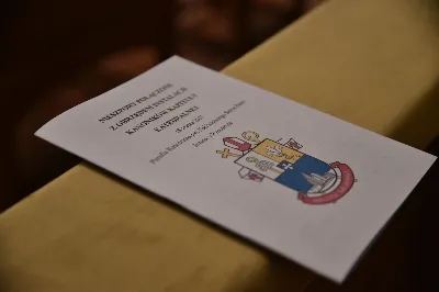 W Katedrze Rzeszowskiej podczas I Nieszporów Uroczystości św. Józefa Oblubieńca NMP odbył się obrzęd instalacji nowych kanoników Kapituły Katedralnej w Rzeszowie. Liturgii Nieszporów przewodniczył ks. Krzysztof Gołąbek, proboszcz Katedry i prepozyt Kapituły Katedralnej, który wygłosił również homilię. Uroczystości rozpoczęły się od odczytania przez ks. Gołąbka dekretu bp. Jana Wątroby o włączeniu nowych członków do grona Kapituły. Następnie nowi kanonicy złożyli wyznanie wiary oraz przysięgę wierności przy obejmowaniu urzędu wykonywanego w imieniu Kościoła.

Do grona kanoników katedralnych dołączyli: ks. dr Paweł Synoś – Wikariusz Biskupi do spraw duchowieństwa diecezjalnego, ks. Prałat dr Piotr Tarnawski – Sekretariat Stanu Stolicy Apostolskiej, ks. dr Marek Story – Dykasteria Nauki Wiary w Watykanie, ks. dr Stanisław Kamiński – Wikariusz Biskupi do spraw życia konsekrowanego, proboszcz Parafii św. Józefa w Głogowie Małopolskim, ks. kanonik Stanisław Jamiński – proboszcz Parafii NNMP w Rzeszowie – Staroniwa, ks. kanonik Tadeusz Pindara – proboszcz Parafii Matki Bożej Częstochowskiej w Rzeszowie, ks. dr Przemysław Drąg – proboszcz Parafii pw. Trójcy Przenajświętszej w Głogowie Małopolskim.

W diecezji rzeszowskiej istnieje kapituła katedralna i cztery kapituły kolegiackie: biecka, jasielska, kolbuszowska i strzyżowska. Historycznie kanonicy byli księżmi stanowiącymi grupę skupioną wokół biskupa miejsca, których zadaniem było pomaganie mu w zarządzaniu lokalnym Kościołem. Obowiązani byli określoną regułą, czyli kanonem praw, stąd właśnie pochodzi nazwa kanonik.

Poszczególne kapituły mają swoje charakterystyczne stroje, którymi wyróżniają się od pozostałych duchownych. Strojem kanoników kapitulnych jest sutanna z obszywkami i guzikami koloru fioletowego, pas fioletowy, następnie rokieta, mucet (fioletowa pelerynka) lub mantolet oraz łańcuch z dystynktorium. Fot. ks. Jakub Oczkowicz