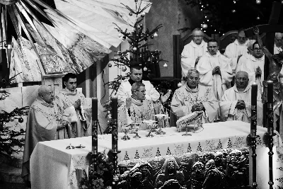 W liturgiczne święto św. Jana Apostoła i Ewangelisty, w katedrze rzeszowskiej duchowni i świeccy modlili się w intencji bp. Jana Wątroby. Eucharystię, której przewodniczył Solenizant, koncelebrowali: bp Kazimierz Górny, bp Edward Białogłowski oraz 56 księży.  fot. Dariusz Kamiński (https://fotografiarzeszow.com.pl)