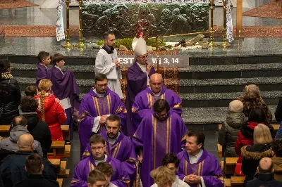 W środę popielcową (22.02.) biskup Jan Wątroba odprawił w katedrze rzeszowskiej Mszę Świętą na rozpoczęcie Wielkiego Postu. Homilię wygłosił ks. Sławomir Jeziorski, który prowadzi rekolekcje wielkopostne w parafii katedralnej. Podczas Eucharystii odbył się obrzęd posypania głów popiołem. Śpiew podczas liturgii prowadziła Katedralna Schola Liturgiczna. Liturgia była transmitowana przez Radio VIA.
fot. Joanna Prasoł