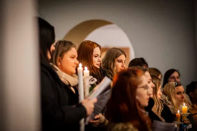 Mszy Świętej w święto Ofiarowania Pańskiego przewodniczył bp Jan Wątroba. W Eucharystii z okazji Dnia Życia Konsekrowanego uczestniczyli przedstawiciele sióstr i braci zakonnych, pustelnic, dziewic i wdów konsekrowanych oraz członków instytutów świeckich. Eucharystię koncelebrował ks. Stanisław Kamiński, wikariusz biskupi ds. zakonnych, a także 8 kapłanów. Homilię wygłosił bp Jan Wątroba. Śpiew podczas Mszy Świętej prowadziła Katedralna Schola Liturgiczna pod kierunkiem ks. Juliana Wybrańca przy akompaniamencie organowym Wiesława Siewierskiego. Fot. Paulina Lęcznar