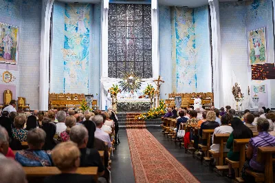 W środę 13 września przeżywaliśmy kolejne w tym roku Nabożeństwo Fatimskie. O godz. 18.40 zostały przedstawione prośby i podziękowania do Matki Bożej Fatimskiej, w intencji których sprawowana była także Msza Święta. Eucharystii przewodniczył i homilię wygłosił ks. Marek Kotwa – wikariusz parafii pw. Św. Michała Archanioła w Rzeszowie. Po Mszy Świętej wyruszyła procesja z figurą Matki Bożej, podczas której modlitwę różańcową prowadzili przedstawiciele parafii pw. Św. Jadwigi Królowej wraz ze swoimi duszpasterzami: ks. Tomaszem Gałuszką oraz ks. Łukaszem Mariuszycem, zaś figurę Matki Bożej nieśli przedstawiciele Bractwa św. Michała Archanioła, Rycerzy Kolumba oraz Związku Strzeleckiego "Strzelec". Modlitwę ubogaciła obecność Orkiestry Dętej pod dyrekcją Tadeusza Cielaka. Nabożeństwo zakończył Apel Jasnogórski. fot. Jola Warchoł