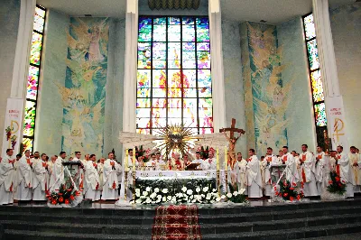 Z pomocą Pana Boga i naszego Zbawiciela, Jezusa Chrystusa, wybieramy tych naszych braci do stanu prezbiteratu”. Tymi słowami, zawartymi w obrzędach święceń, 26 maja br. bp Kazimierz Górny przyjął do grona kapłanów siedemnastu diakonów z Wyższego Seminarium Duchownego w Rzeszowie.
Uroczystą Mszę św. z udzieleniem sakramentu święceń koncelebrowało 110 kapłanów. W homilii Ksiądz Biskup spośród wielu cech, którymi powinien odznaczać się kapłan, wyróżnił wierność Chrystusowi. Odniósł się do obecnych realiów, w których przyjdzie posługiwać neoprezbiterom, a wobec nowych wymagań współczesności, Ksiądz Biskup postawił im za wzór postacie św. Józefa Sebastiana Pelczara oraz błogosławionych kapłanów pochodzących z terenu naszej diecezji: Jana Balickiego, Władysława Findysza, Romana Sitko i Józefa Kowalskiego.
Obrzędy święceń rozpoczęły się po homilii. Najpierw diakoni złożyli przyrzeczenie czci i posłuszeństwa wobec biskupa i jego następców. Następnie wszyscy zgromadzeni, śpiewając Litanię do Wszystkich Świętych, prosili o wylanie Ducha Świętego na kandydatów do prezbiteratu, którzy w tym momencie modlili się leżąc krzyżem. Kluczowym momentem liturgii święceń było nałożenie rąk na głowy diakonów przez Księdza Biskupa i prezbiterów oraz odmówienie modlitwy konsekracyjnej. Od tej chwili diecezja rzeszowska wzbogaciła się o nowych siedemnastu kapłanów, którzy po raz pierwszy celebrowali Eucharystię ze swoim biskupem. Po jej zakończeniu, powierzyli całe swoje kapłańskie życie opiece Maryi - Matce kapłanów.
Dzień święceń kapłańskich jest uroczystością dla całej diecezji. Bowiem tych siedemnastu nowych księży, którzy poświęcili całe swoje życie na ofiarną służbę Bogu, Kościołowi i Ojczyźnie, stanowi wyjątkowo radosny prezent nie tylko dla ich Matek, które obchodziły tego dnia swoje święto, ale są oni darem dla całego Kościoła i diecezji rzeszowskiej, w której będą posługiwać. Neoprezbiterzy pod koniec czerwca otrzymają skierowanie na zastępstwa w parafiach diecezji, a od końca sierpnia rozpoczną pracę jako wikariusze na swoich pierwszych placówkach.

Święcenia przyjęli:

ks. Grzegorz Białoń z Małastowa
ks. Wojciech Chrostowski z Gorlic (Fara)
ks. Mirosław Dziadosz z Jasła (Chrystus Król)
ks. Paweł Gąsior z Rożnowic
ks. Mirosław Głowacki z Chmielowa (diec. sandomierska)
ks. Damian Jacek z Czudca
ks. Mirosław Kardaś ze Strzyżowa (św. J. S. Pelczara)
ks. Tomasz Kołodziej z Trzebosi
ks. Filip Mikuła z Rzeszowa (Katedra)
ks. Mateusz Mycek z Sędziszowa Małopolskiego (Fara)
ks. Marcin Pokrywka z Przeworska (Ojcowie Bernardyni, diec. przemyska)
ks. Nikodem Rybczyk z Gorlic (Fara)
ks. Tomasz Ryczek z Turzy (diec. tarnowska)
ks. Paweł Sikora z Rzeszowa (Zwięczyca - św. Józefa)
ks. Krzysztof Wilczkiewicz z Gorlic (Glinik)
ks. Tomasz Wójcik z Niewodnej
ks. Julian Wybraniec z Rzeszowa (św. Rocha)