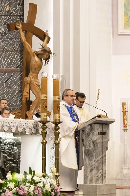 Objawienia Fatimskie to ważny dla katolików znak Bożej Opatrzności i nieustannej opieki Matki Bożej. Fatima to miasto w środkowo-zachodniej Portugalii. To właśnie tam miały miejsce objawienia Najświętszej Maryi Panny w 1917 roku, jakich doświadczyli Łucja Dos Santos oraz Hiacynta i Franciszek Marto – mali pastuszkowie. Maryja ukazywała się dzieciom każdego 13-go dnia miesiąca od maja do października.  Na pamiątkę tychże objawień, Kościół Katolicki uczestniczy w tzw. nabożeństwach fatimskich. Ostatnie z nich miały miejsce 13 października – w naszej Katedrze obecna była również cała wspólnota Wyższego Seminarium Duchownego w Rzeszowie. Uroczystości rozpoczęły się Mszą świętą o godzinie 19:00 pod przewodnictwem księdza rektora Pawła Pietrusiaka, zaś homilię wygłosił ojciec duchowny ks. Andrzej Szpaczyński.  Ojciec Andrzej już na początku wygłaszanego słowa skierował naszą uwagę na wielki cud Eucharystii: „Czy zobaczymy jakiś cud? Czy dany będzie jakiś znak?” – zapytał i od razu odpowiedział: „Nie wiadomo, czy będzie coś niezwykłego, ale jestem przekonany, że będzie cud – cud przemiany chleba i wina w Ciało i Krew Chrystusa – ten cud się dokona”. To bardzo ważne w życiu każdego chrześcijanina, aby nie szukać mistycznych doznań, czy szczególnych znaków od Boga, ale aby ujrzeć największy cud jakim jest Eucharystia. W tym darze możemy uczestniczyć każdego dnia i do tego też jesteśmy zaproszeni.  Po Eucharystii odbyła się procesja z figurą Matki Bożej Fatimskiej oraz Różaniec z rozważaniami przygotowanymi przez diakonów naszej diecezji.  Jesteśmy wdzięczni Panu Bogu za łaskę miłosierdzia i wezwania do pokoju jakie przesłał przez objawienia Pani Fatimskiej i nieustannie prosimy Go, abyśmy coraz mocniej potrafili kochać i dążyć do jedności. Za ten czas wspólnej modlitwy, chwała Panu!  fot. Joanna Prasoł