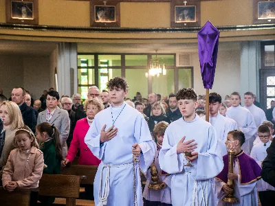 W V Niedzielę Wielkiego Postu, podczas Mszy Świętej o godz. 12:00, ks. Krzysztof Gołąbek – proboszcz naszej Katedry, przyjął do grona Liturgicznej Służby Ołtarza siedmiu nowych ministrantów. Po odpowiednim przygotowaniu, pod czujnym okiem ks. Pawła Wójcika oraz animatorów Adama i Miłosza, chłopcy otrzymali stopień ministranta choralisty – po raz pierwszy założyli kołnierzyki i otrzymali legitymacje ministranckie. To wyjątkowy moment i ogromna radość dla naszej wspólnoty! Podczas Mszy Świętej zaśpiewała Dziewczęca Schola Katedralna. Serdecznie gratulujemy chłopcom odwagi oraz życzymy wytrwałości w tej pięknej służbie przy Ołtarzu Pana Jezusa. Jeśli chcesz dołączyć do grona ministrantów – serdecznie zapraszamy! Zainteresowanych prosimy o kontakt z ks. Pawłem Wójcikiem.
fot. Antoni Ważny