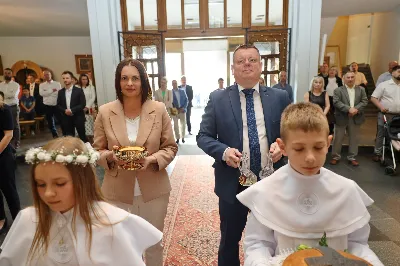 Maj to dla wielu najpiękniejszy miesiąc w roku. W liturgii Kościoła szczególnie wtedy czcimy Maryję oraz radujemy się ze Zmartwychwstania Pańskiego. W niedzielę 8 maja w naszej Katedrze dzieci z klas III doświadczyły równie wielkiej radości po raz pierwszy w pełni uczestnicząc we Mszy Świętej. To niezwykłe spotkanie z Chrystusem w Komunii Świętej zostało poprzedzone przygotowaniem poprzez katechezy w szkole i spotkania w parafii, a także spowiedzią. Poprzez niedzielne Eucharystie o godz. 12.00 i 13.30 celebrowane przez ks. Krzysztofa Gołąbka, proboszcza naszej Katedry, 88 dzieci rozpoczęło wielką przygodę z Jezusem ukrytym w Najświętszym Sakramencie. Towarzyszyli im rodzice, którzy wraz ze swoimi dziećmi przygotowywali się do tego wydarzenia, a także najbliższa rodzina. Posługę w liturgii Mszy Świętej pełniły dzieci pierwszokomunijne oraz ich rodzice.
Wielka radość serc dzieci komunijnych promieniowała na wszystkich uczestników Mszy Świętej i przypominała zebranym na liturgii, że spotkanie z Jezusem Eucharystycznym to przywilej i wielkie szczęście. Czas tej wielkiej radości został przedłużony przez „Biały Tydzień”, w którym dzieci uczestniczyły w wieczornej Eucharystii, przyjmując Jezusa do swoich serc. 

Wszystkim dzieciom, które w tym roku przeżywały swoją Pierwszą Komunię Świętą, życzymy, aby nie gasł w nich zapał do poznawania Jezusa i Jego nauki, a radość, jaka towarzyszyła tym dniom, była nieodłączną towarzyszką ich spotkań z Jezusem w Eucharystii. A s. Julicie i ks. Julianowi dziękujemy za serce włożone w przygotowanie dzieci do tego wielkiego wydarzenia.

fot. Paweł Styka