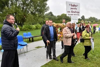 W niedzielę 29 sierpnia 2021 r. w Parku Papieskim w Rzeszowie odbyły się Dożynki Diecezjalne. Mimo deszczowej pogody do Parku Papieskiego przyjechało 57 delegacji z parafii diecezji rzeszowskiej z 65 wieńcami. Tegoroczną obsługę dożynek, w tym przygotowanie liturgii, zapewnili wierni i duszpasterze z dekanatu Rzeszów Wschód. Przed Mszą św. członkowie Stowarzyszenia Przyjaciół Ziemi Słocińskiej zaprezentowali program słowno-muzyczny. Podczas Mszy św. wystąpił chór z parafii św. Rocha w Rzeszowie pod dyrekcją Krzysztofa Husa oraz Gminna Orkiestra Dęta z Krasnego. Przed rozpoczęciem Mszy św. ks. Jerzy Uchman, diecezjalny duszpasterz rolników, przywitał przybyłych do Rzeszowa rolników, ogrodników, sadowników i pszczelarzy, wśród nich starostów dożynek: Marka Leśniewskiego i Teresę Kilar z parafii św. Rocha w Rzeszowie. Mszy św. przewodniczył bp Jan Wątroba. W koncelebrze uczestniczył bp Kazimierz Górny, ks. Wiesław Szurek oraz blisko dwudziestu księży. W długiej procesji z darami do ołtarza podeszły delegacje wszystkich obecnych parafii przynosząc chleby, wino, miód i owoce. Na zakończenie liturgii Biskup Rzeszowski pobłogosławił przyniesione płody ziemi. Po błogosławieństwie poszczególne delegacje, przedstawiane przez ks. Rafała Flaka, dyrektora Wydziału Duszpasterskiego Kurii Diecezjalnej w Rzeszowie, zaprezentowały swoje wieńce.  Fot. ks. Tomasz Nowak