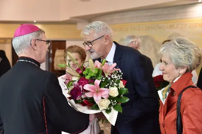 18 maja 2025 r., w katedrze rzeszowskiej celebrowano Eucharystię z okazji 25. rocznicy przyjęcia sakry biskupiej przez bp. Jana Wątrobę. Mszy św. przewodniczył Biskup Rzeszowski, zaś w koncelebrze wzięli udział: abp Józef Michalik, abp Adam Szal, bp Edward Białogłowski, bp Kazimierz Górny, bp Stanisław Jamrozek, bp Marian Rojek, bp Jan Śrutwa oraz kilkudziesięciu kapłanów. W Eucharystii uczestniczyły liczne delegacje osób życia konsekrowanego, przedstawiciele instytucji, fundacji i stowarzyszeń kościelnych. W katedrze rzeszowskiej obecni byli również parlamentarzyści sejmu i senatu, władze wojewódzkie, samorządowe, władze Rzeszowa, rektorzy wyższych uczelni, dyrektorzy instutucji regionalnych, kuratorium oświaty, a także szpitali. Homilię wygłosił bp Edward Białogłowski, biskup pomocniczy senior, który podkreślił, że świętowanie srebrnego jubileuszu Biskupa Rzeszowskiego wpisuje się w przeżywanie Roku Świętego, ale także kolejną rocznicę urodzin św. Jana Pawła II, rocznicę bitwy pod Monte Cassino, inaugurację pontyfikatu Ojca Świętego Leona XIV oraz rocznicę beatyfikacji Józef Sebastiana Pelczara. Na zakończenie liturgii Karolina i Dariusz Kosakowie z dziećmi, jako przedstawiciele diecezjan, przekazali życzenia Jubilatowi. W uroczystej liturgii wzięło udział kilkuset muzyków, chórzystów i członków orkiestr, którzy brali udział w projekcie „Podkarpacie śladami św. Jana Pawła II”. Przedsięwzięcie zostało zorganizowane przez Polski Związek Chórów i Orkiestr – Oddział w Rzeszowie. fot. ks. Jakub Oczkowicz