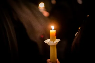 Mszy Świętej w święto Ofiarowania Pańskiego przewodniczył bp Jan Wątroba. W Eucharystii z okazji Dnia Życia Konsekrowanego uczestniczyli przedstawiciele sióstr i braci zakonnych, pustelnic, dziewic i wdów konsekrowanych oraz członków instytutów świeckich. Eucharystię koncelebrował ks. Stanisław Kamiński, wikariusz biskupi ds. zakonnych, a także 8 kapłanów. Homilię wygłosił bp Jan Wątroba. Śpiew podczas Mszy Świętej prowadziła Katedralna Schola Liturgiczna pod kierunkiem ks. Juliana Wybrańca przy akompaniamencie organowym Wiesława Siewierskiego. Fot. Paulina Lęcznar