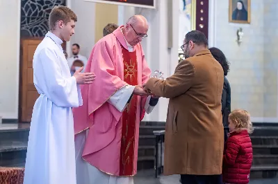 W IV Niedzielę Wielkiego Postu, podczas Mszy Świętej o godz. 12:00, ks. Krzysztof Gołąbek – proboszcz naszej Katedry, przyjął do grona Liturgicznej Służby Ołtarza dziesięciu nowych ministrantów! Po odpowiednim przygotowaniu, pod czujnym okiem ks. Pawła Wójcika oraz animatorów, chłopcy otrzymali stopień ministranta choralisty – po raz pierwszy założyli kołnierzyki i otrzymali legitymacje ministranckie. To wyjątkowy moment i ogromna radość dla naszej wspólnoty! 
Serdecznie gratulujemy chłopcom odwagi oraz życzymy wytrwałości w tej pięknej służbie przy Ołtarzu Pana Jezusa. 
Jeśli chcesz dołączyć do grona ministrantów – serdecznie zapraszamy! Zainteresowanych prosimy o kontakt z ks. Pawłem Wójcikiem.
 fot. Joanna Prasoł