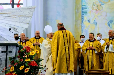 W niedzielę 7 czerwca podczas Mszy Świętej o godz. 12.00 we wspólnocie parafialnej dziękowaliśmy Panu Bogu za 60 lat kapłaństwa ks. inf. Stanisława Maca - pierwszego proboszcza i budowniczego naszej Katedry. fot. Joanna Prasoł, Andrzej Kotowicz