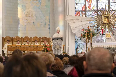 14 kwietnia 2022 r. o godz. 18.00 w naszej Katedrze rozpoczęła się Msza Wieczerzy Pańskiej, której przewodniczył bp Jan Wątroba. W koncelebrze uczestniczyli głównie księża z Parafii Katedralnej i z Wyższego Seminarium Duchownego w Rzeszowie. Po Komunii św. Najświętszy Sakrament przeniesiono do kaplicy adoracji zwanej "ciemnicą" przygotowaną w dolnym kościele Katedry.
fot. Joanna Prasoł