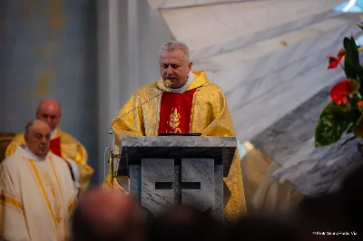 W Wielki Czwartek o godz. 10.00 w naszej Katedrze bp Jan Wątroba przewodniczył Mszy Krzyżma. Jest ona wyrazem jedności i wspólnoty duchowieństwa diecezji. Podczas tej Mszy Świętej biskup poświęcił olej chorych, katechumenów oraz olej krzyżma. Księża koncelebrujący z biskupem Eucharystię odnowili przyrzeczenia kapłańskie. W koncelebrze wzięli udział bp Kazimierz Górny, bp Edward Białogłowski oraz ponad 200 kapłanów z całej diecezji. W Eucharystii wzięli również udział licznie zebrani ministranci, lektorzy, animatorzy, ceremoniarze, członkowie scholi parafialnych i dziewczęcej służby maryjnej. Podczas Mszy Świętej zaśpiewał chór męski pod dyrekcją ks. Andrzeja Widaka. Przy organach zasiadł ks. Julian Wybraniec. fot. Piotr Szorc