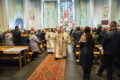 W niedzielę Chrztu Pańskiego w Katedrze Rzeszowskiej wybrzmiały najpiękniejsze polskie kolędy i pastorałki wykonane przez Katedralny Chór Chłopięco-Męski Pueri Cantores Resovienses pod dyrekcją Marcina Florczaka. Chór miał okazję wystąpić kilkukrotnie w Katedrze w czasie liturgicznego okresu Bożego Narodzenia uświetniając swym śpiewem obchodzone uroczystości. Miało to miejsce podczas mszy świętych w niedzielę Świętej Rodziny, w święto św. Jana Apostoła z okazji imienin księdza biskupa Jana Wątroby oraz w uroczystość Objawienia Pańskiego z okazji kolejnej rocznicy przyjęcia sakry biskupiej przez księży biskupów Kazimierza Górnego i Edwarda Białogłowskiego. W ubiegłą niedzielę (9.01) po Mszy Świętej o godz. 12:00 można było znów usłyszeć wiele pięknych, znanych polskich kolęd w wykonaniu chóru, m. in. Bóg się rodzi, Tryumfy Króla Niebieskiego, Przybieżeli do Betlejem czy Cicha noc. Wybrzmiały także mniej znane, ale równie piękne pastorałki: Cicho, cicho pastuszkowie w wykonaniu solisty Eryka Chudzika czy Kołysanka Józefa w wykonaniu solisty Tomasza Nowaka. Solową partią popisał się także Jan Żmuda  w kolędzie Jezus malusieńki. Solistom akompaniował na pianinie chórzysta Maksymilian Rogóż. Chór wykonał także po dwa utwory na głosy męskie (W żłobie leży i Mizerna cicha) oraz na głosy dziecięce (Gore gwiazda i My też pastuszkowie).  Kolędowanie wpisuje się zarówno w kanon liturgii Kościoła katolickiego, jak i w naszą narodową tradycję. Dlatego wszyscy chętnie słuchają tych utworów, jednocześnie włączając się we wspólny śpiew. Także tym razem na zakończenie spotkania Panu Dyrygentowi udało się porwać zgromadzonych wiernych do wspólnego wykonania kolędy Wśród nocnej ciszy. Działalność Katedralnego Chóru Chłopięco-Męskiego Pueri Cantores Resovienses można wesprzeć przekazując 1% podatku na OPP Katolickie Towarzystwo Śpiewacze KRS 0000050601 lub wpłacając darowiznę na cele statutowe na konto bankowe podane na stronie resovienses.org. Beata Świerad fot. Joanna Prasoł