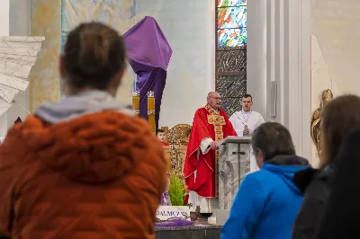 W Niedzielę Palmową uroczystej Mszy Świętej z procesją z palmami przewodniczył ks. Krzysztof Gołąbek - proboszcz Katedry. Po Mszy Świętej odbył się konkurs na najpiękniejszą palmę. Wygrała palma przygotowana przez młodzież z katedralnej Oazy. Choć zwycięzca mógł być tylko jeden, to każda z zaprezentowanych palm została doceniona.  fot. Joanna Prasoł