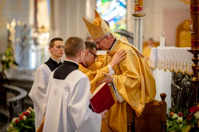 „Na swoje życie i swoje kapłaństwo trzeba popatrzeć w świetle Bożej miłości. Inaczej go nie pojmiemy ani my, ani ci, którzy będą na nas patrzeć” – mówił bp Jan Wątroba podczas Mszy św. z udzieleniem święceń prezbiteratu. 4 czerwca 2022 r. w kościele katedralnym jedenastu diakonów diecezji rzeszowskiej przyjęło sakrament kapłaństwa.
Do grona neoprezbiterów diecezji rzeszowskiej należą: ks. Sebastian Bełz z parafii w Nienadówce, ks. Krzysztof Lampart z parafii w Rudnej Wielkiej, ks. Mateusz Łachmanek z parafii w Lipinkach, ks. Karol Migut z parafii w Jasionce, ks. Marcin Murawski z parafii katedralnej w Rzeszowie, ks. Adrian Pazdan z parafii w Zagorzycach, ks. Tomasz Sienicki z parafii w Bieździedzy, ks. Dominik Świeboda z parafii w Palikówce, ks. Piotr Wąsacz z parafii bł. Władysława Findysza w Rzeszowie, ks. Mateusz Wojtuń z parafii w Święcanach oraz ks. Wiktor Zoła z parafii w Cieklinie.
Mszy św. przewodniczył i święceń udzielił bp Jan Wątroba. Eucharystię koncelebrowało około osiemdziesięciu księży, m.in: przełożeni Wyższego Seminarium Duchownego w Rzeszowie oraz proboszczowie i wikariusze z parafii rodzinnych neoprezbiterów. W Mszy św. uczestniczył abp Edward Nowak, bp Kazimierz Górny i bp Edward Białogłowski.
Zebranych w kościele katedralnym powitał ks. Krzysztof Gołąbek, proboszcz parafii.
W homilii bp Jan Wątroba nawiązał do słów z Ewangelii według św. Jana w których Chrystus tłumaczy co to znaczy być dobrym pasterzem. „Być kapłanem w Kościele Chrystusowym to znaczy mieć udział w Jego pasterskiej misji i stale upodabniać się do Dobrego Pasterza, który zna owce, karmi je, broni i jest gotów oddać życie dla ich dobra” – mówił hierarcha.
Po homilii odbył się obrzędy święceń: przyrzeczenie czci i posłuszeństwa Biskupowi Ordynariuszowi, Litania do Wszystkich Świętych podczas której kandydaci leżeli krzyżem, nałożenie rąk, modlitwa święceń oraz namaszczenie rąk krzyżmem i wręczenie chleba i wina. Podczas Liturgii Eucharystycznej nowo wyświęceni po raz pierwszy wyciągnęli dłonie nad chlebem i winem wypowiadając słowa konsekracji.
Na zakończenie Mszy św. ks. Tomasz Sienicki, podziękował w imieniu nowo wyświęconych wszystkim, którzy przyczynili się do przygotowania ich do kapłaństwa. Słowa wdzięczności, m.in. przełożonym Wyższego Seminarium Duchownego w Rzeszowie i rodzicom neoprezbiterów, wypowiedział bp Jan Wątroba. 
W drodze do zakrystii neoprezbiterzy zatrzymali się przy figurze Matki Bożej Fatimskiej zawierzając swoje kapłaństwo Matce Bożej.
W niedzielę, 5 czerwca, w Uroczystość Zesłania Ducha Świętego, neoprezbiterzy będą sprawować w swoich rodzinnych parafiach uroczyste Msze św. prymicyjne, a w najbliższych tygodniach otrzymają skierowania do parafii.

Fot. ks. Jakub Nagi oraz biala-wrona.pl
