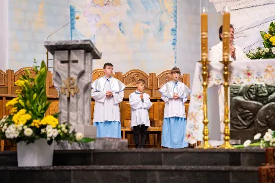 Ponad 100 lat temu, w roku 1917 r. w Fatimie, Matka Boża każdego 13. dnia miesiąca od maja do października objawiała się trójce dzieci: Łucji, Hiacyncie i Franciszkowi. Prosiła ich wówczas o odmawianie modlitwy różańcowej w intencji pokoju na świecie i nawrócenia grzeszników. Wzorem tych wydarzeń w wielu parafiach w Polsce i na świecie prowadzone są nabożeństwa fatimskie. Nie inaczej jest w rzeszowskiej katedrze, gdzie 13 października zakończono cykl tegorocznych spotkań modlitewnych przy figurze Pani Fatimskiej. Wieczór fatimski rozpoczął się o godz. 18:40 odczytaniem próśb i podziękowań do Matki Bożej Fatimskiej. Wcześniej wierni mogli skorzystać z sakramentu pokuty. O godz. 19:00 odprawiono uroczystą Mszę Świętą, której przewodniczył ks. Andrzej Szpaczyński – ojciec duchowny w Wyższym Seminarium Duchownym w Rzeszowie. Wygłosił on także homilię, w której nawiązał do liturgii słowa z dnia, przyrównując ją do myślenia współczesnego człowieka. „Jezus mówi do nas «Kto nie jest ze mną, jest przeciwko mnie». Można pomyśleć: jestem teraz w kościele, modlę się, spowiadam, przyjmuję sakramenty, ale czy rzeczywiście jestem z Jezusem czy tylko z Nim bywam? Czy jestem w Jego obecności cały czas czy jedynie bywam z Nim przez pewne chwile w ciągu dnia? Być z Jezusem to być po Jego stronie, mieć podobne myślenie, jak On, które przejawia się w czynach, podejmowanych decyzjach, a także w patrzeniu na drugiego. To wiara jest filtrem, który pozwala zobaczyć w drugim człowieku nie przeciwnika, ale brata – nawet jeśli jest on inny lub myśli inaczej. Wiara może pomagać wchodzić z nim w relację. Warto zadać sobie pytanie: czy mam w sobie ten filtr, ten sposób patrzenia, dzięki któremu jestem po stronie Jezusa?”. Następnie celebrans przywołał wydarzenia z portugalskiego miasteczka: „Choć nie jesteśmy świadkami cudu słońca, który zobaczył dziesięciotysięczny tłum 13 października 1917 w Fatimie, to słyszymy dzisiaj wezwanie do nawrócenia i pokuty. Każdy z nas jest wezwany, by się nawracać. Być może nawróceniu powinno ulec nasze spojrzenie na innych, by zobaczyć w nich dobro, a na świat patrzeć z wiarą”. Mszę Świętą koncelebrowali ks. Bogusław Babiarz – dyrektor administracyjny WSD w Rzeszowie, ks. Krzysztof Gołąbek – proboszcz parafii katedralnej oraz ks. Michał Rurak – katedralny wikariusz. Posługę w czasie liturgii pełnili alumni rzeszowskiego seminarium, którzy wraz z diakonem Łukaszem prowadzili także modlitwę różańcową z rozważaniami opartymi o historię błogosławionej rodziny Ulmów. Korzystając z ciepłej, jesiennej pogody po zakończonej Mszy Świętej odbyła się procesja na placu przed świątynią z figurą Pani Fatimskiej. Wierni z świecami w rękach zawierzali siebie, swoje rodziny i wszelkie troski w modlitwie różańcowej. Duchowo łączyli się z nimi słuchacze katolickiego radia VIA, które transmitowało całe nabożeństwo. Przed wyśpiewaniem Apelu Jasnogórskiego ks. Krzysztof, proboszcz parafii katedralnej, podsumował tegoroczne nabożeństwa fatimskie, dziękując wiernym za uczestnictwo w uwielbieniu Boga za przyczyną Pani Fatimskiej. W sposób szczególny podziękowania skierował do braci alumnów z roku propedeutycznego, życząc, aby modlitwa przy figurze Matki Bożej z Fatimy umacniała rozeznawanie drogi ich powołania. Wyrazy wdzięczności popłynęły w stronę kapłanów z dekanatu Rzeszów-Katedra, sióstr zakonnych, orkiestry pod batutą Tadeusza Cielaka, która uświetniała każde z tegorocznych nabożeństw oraz słuchaczy katolickiego radia VIA. Do godz. 22:00 w świątyni trwała adoracja Najświętszego Sakramentu, w której wierni licznie uczestniczyli. Od listopada do kwietnia 13. dnia miesiąca w świątyni katedralnej prowadzona jest modlitwa różańcowa przy figurze Matki Bożej Fatimskiej o godz. 17:30. Niech wezwanie Maryi do codziennej modlitwy różańcowej przyświeca nam nie tylko w październiku i przy okazji nabożeństw fatimskich, ale każdego dnia. 
tekst: Angelika Karnasiewicz 
fot. Jola Warchoł