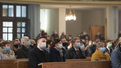 W niedzielę 28.02.2021 r. podczas Mszy Świętej o godz. 12.00 bp Edward Białogłowski udzielił Sakramentu Bierzmowania młodzieży z kl. VIII.  fot. Małgorzata Ryndak