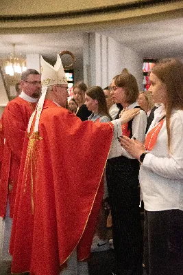 9 kwietnia w Katedrze 42 młodych osób z parafii katedralnej oraz 14 parafii Matki Bożej Częstochowskiej w Rzeszowie (Drabinianka) otrzymało sakrament bierzmowania, którego udzielił bp Jan Wątroba.
Przygotowania młodzieży trwały 2 lata, a odbywały się pod okiem ks. Krzysztofa, ks. Pawła, ks. Szczepana, s. Ewy oraz pani Agnieszki i obejmowały m.in. katechezy, spotkania formacyjne, a także przystąpienie do sakramentu pokuty. We wtorkowy wieczór kandydaci wraz ze swoimi świadkami, rodzicami, chrzestnymi czy też dziadkami zgromadzili się w Katedrze, by prosić o dary Ducha Świętego, umacniające w mężnym wyznawaniu wiary i postępowaniu według jej zasad.
Wszystkich zgromadzonych w świątyni przywitał ks. Krzysztof Gołąbek – proboszcz parafii katedralnej. Mszę Świętą koncelebrowali także ks. Tadeusz Pindara – proboszcz parafii Matki Bożej Częstochowskiej oraz kapłani posługujący w obydwu parafiach.
Następnie prośbę o udzielenie sakramentu bierzmowania zgromadzonym młodym oraz o modlitwę skierowali do Księdza Biskupa rodzice kandydatów.
W homilii bp Jan zachęcił młodych, aby w tym wyjątkowym dniu obrali Ducha Świętego za życiowego przewodnika towarzszącego im przy ważnych wyborach czy podchodzeniu do egzaminów – także tych życiowych. Wyjaśnił również znaczenie imienia Ducha Świętego – Paraklet – które tłumaczone z jęz. greckiego oznacza obrońcę, adwokata – nigdy prokuratora, nawet nie sędziego.
Będziecie moimi świadkami, gdy was umocni Duch Święty – mówi Pan Jezus. Niech nie będzie niedzieli i uroczystości bez udziału we Mszy Świętej – to jest moment dawania świadectwa. Właśnie przez zaangażowane, pełne uczestnictwo w najpiękniejszej modlitwie, jaką ma Kościół, czyli w Mszy Świętej, zdacie egzamin ze swojej dojrzałości chrześcijańskiej.
Na koniec celebrans odwołał się do obchodzonej poprzedniego dnia Uroczystości Zwiastowania Pańskiego i postawy Maryi wobec planu Bożego w Jej życiu oraz drogi, przez którą prowadził Ją Duch Święty. Podkreślił, że właśnie Maryja uczy, jak być uczennicą Ducha Świętego.
Po homilii miało miejsce odnowienie przyrzeczeń chrzcielnych. Następnie odbyła się najważniejsza część uroczystości – modlitwa Księdza Biskupa oraz namaszczenie krzyżmem każdego kandydata.
Sakrament bierzmowania jest koniecznym dopełnieniem sakramentu chrztu i wiąże się również z obraniem konkretnego patrona, którego życie i przymioty są wzorem dla młodego człowieka otrzymującego Ducha Świętego. Kandydat do bierzmowania ma więc okazję wybrać sobie świętego czy błogosławionego, którego droga do świętości najbardziej go zachwyciła. Może być to patron, którego imię nosi już od chrztu; może też wybrać sobie drugiego patrona. 
W związku z tym podczas namaszczenia krzyżmem biskup zwraca się do bierzmowanego nowo wybranym imieniem.
Po liturgii sakramentu bierzmowania miała miejsce modlitwa powszechna i liturgia eucharystyczna. Na koniec młodzi złożyli podziękowania Księdzu Biskupowi, Księżom Proboszczom oraz wszystkim, którzy poprzez swój wkład, posługę i zaangażowanie przyczynili się do przygotowania oraz przeżycia tej wyjątkowej uroczystości. Pamiątką było wspólne zdjęcie po zakończonej Mszy Świętej.
Posługę muzyczną w czasie uroczystości pełniła Katedralna Schola Liturgiczna pod dyrekcją ks. Juliana Wybrańca.

fot. Leszek Drzał
