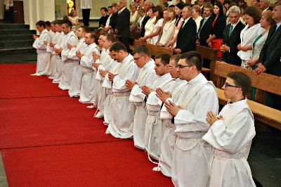 Z pomocą Pana Boga i naszego Zbawiciela, Jezusa Chrystusa, wybieramy tych naszych braci do stanu prezbiteratu”. Tymi słowami, zawartymi w obrzędach święceń, 26 maja br. bp Kazimierz Górny przyjął do grona kapłanów siedemnastu diakonów z Wyższego Seminarium Duchownego w Rzeszowie.
Uroczystą Mszę św. z udzieleniem sakramentu święceń koncelebrowało 110 kapłanów. W homilii Ksiądz Biskup spośród wielu cech, którymi powinien odznaczać się kapłan, wyróżnił wierność Chrystusowi. Odniósł się do obecnych realiów, w których przyjdzie posługiwać neoprezbiterom, a wobec nowych wymagań współczesności, Ksiądz Biskup postawił im za wzór postacie św. Józefa Sebastiana Pelczara oraz błogosławionych kapłanów pochodzących z terenu naszej diecezji: Jana Balickiego, Władysława Findysza, Romana Sitko i Józefa Kowalskiego.
Obrzędy święceń rozpoczęły się po homilii. Najpierw diakoni złożyli przyrzeczenie czci i posłuszeństwa wobec biskupa i jego następców. Następnie wszyscy zgromadzeni, śpiewając Litanię do Wszystkich Świętych, prosili o wylanie Ducha Świętego na kandydatów do prezbiteratu, którzy w tym momencie modlili się leżąc krzyżem. Kluczowym momentem liturgii święceń było nałożenie rąk na głowy diakonów przez Księdza Biskupa i prezbiterów oraz odmówienie modlitwy konsekracyjnej. Od tej chwili diecezja rzeszowska wzbogaciła się o nowych siedemnastu kapłanów, którzy po raz pierwszy celebrowali Eucharystię ze swoim biskupem. Po jej zakończeniu, powierzyli całe swoje kapłańskie życie opiece Maryi - Matce kapłanów.
Dzień święceń kapłańskich jest uroczystością dla całej diecezji. Bowiem tych siedemnastu nowych księży, którzy poświęcili całe swoje życie na ofiarną służbę Bogu, Kościołowi i Ojczyźnie, stanowi wyjątkowo radosny prezent nie tylko dla ich Matek, które obchodziły tego dnia swoje święto, ale są oni darem dla całego Kościoła i diecezji rzeszowskiej, w której będą posługiwać. Neoprezbiterzy pod koniec czerwca otrzymają skierowanie na zastępstwa w parafiach diecezji, a od końca sierpnia rozpoczną pracę jako wikariusze na swoich pierwszych placówkach.

Święcenia przyjęli:

ks. Grzegorz Białoń z Małastowa
ks. Wojciech Chrostowski z Gorlic (Fara)
ks. Mirosław Dziadosz z Jasła (Chrystus Król)
ks. Paweł Gąsior z Rożnowic
ks. Mirosław Głowacki z Chmielowa (diec. sandomierska)
ks. Damian Jacek z Czudca
ks. Mirosław Kardaś ze Strzyżowa (św. J. S. Pelczara)
ks. Tomasz Kołodziej z Trzebosi
ks. Filip Mikuła z Rzeszowa (Katedra)
ks. Mateusz Mycek z Sędziszowa Małopolskiego (Fara)
ks. Marcin Pokrywka z Przeworska (Ojcowie Bernardyni, diec. przemyska)
ks. Nikodem Rybczyk z Gorlic (Fara)
ks. Tomasz Ryczek z Turzy (diec. tarnowska)
ks. Paweł Sikora z Rzeszowa (Zwięczyca - św. Józefa)
ks. Krzysztof Wilczkiewicz z Gorlic (Glinik)
ks. Tomasz Wójcik z Niewodnej
ks. Julian Wybraniec z Rzeszowa (św. Rocha)