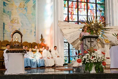 W czwartek 13 czerwca przeżywaliśmy uroczyste Nabożeństwo Fatimskie. Naszym modlitwom przewodniczył ks. Tadeusz Pindara. Kazanie wygłosił ks. Paweł Blat. O godz. 18.40 zostały przedstawione prośby i podziękowania do Matki Bożej Fatimskiej, w intencji których sprawowana była także Msza Święta. Po Mszy Świętej wyruszyła procesja z figurą Matki Bożej i relikwiami świętych Dzieci Fatimskich. Nabożeństwo zakończył Apel Jasnogórski. Dziękujemy parafii pw. Matki Bożej Częstochowskiej (Drabinianka) w Rzeszowie za przygotowanie liturgii oraz parafii pw. Miłosierdzia Bożego (Biała) za prowadzenie modlitwy różańcowej. fot. Joanna Prasoł 