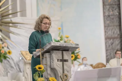 "Gwiazdo śliczna, wspaniała, o fatimska Maryja! Do Ciebie się uciekamy, o Maryjo, Maryjo!" Słowami tej pieśni licznie zgromadzeni w katedralnej świątyni wierni rozpoczęli kolejne w tym roku uroczyste nabożeństwo fatimskie. Wrześniowej modlitwie przewodniczyła parafia pw. Św. Michała Archanioła w Rzeszowie. Wielu parafian przybyło do Katedry w pieszej pielgrzymce pod przewodnictwem księdza Czesława Matuły. Przed Mszą Świętą, przy figurze Pani Fatimskiej, dk. Marcin Murawski odczytał liczne prośby i podziękowania do Matki Bożej. Uroczystej Eucharystii przewodniczył oraz Słowo Boże wygłosił proboszcz parafii pw. Św. Michała Archanioła w Rzeszowie - ks. Michał Bator. Kaznodzieja ukazał wartość i moc modlitwy. Za wzór postawił setnika, który spotyka się z czułym Jezusem. Tak jak Bóg znał potrzeby setnika, tak samo zna i nasze potrzeby i problemy. Jednak, jak przypomniał ks. Michał, każdy z nas musi przyjąć postawę setnika: uznać swój grzech i swoją niemoc. Wtedy Bóg będzie mógł działać w naszym życiu. W dalszej części homilii kaznodzieja przypomniał sylwetkę błogosławionej matki Elżbiety Czackiej, będącej dla nas wzorem cierpliwości i oczekiwania. Potrzebujemy czasu, aby łaska Boża przemieniła nasze serce – przypomniał kaznodzieja. Ta cierpliwość pomaga odkrywać Boży plan na nasze życie. Po zakończeniu Eucharystii wszyscy zgromadzeni wyruszyli w procesji różańcowej z figurą Matki Bożej Fatimskiej oraz relikwiami błogosławionych Hiacynty i Franciszka. Wierni prosili, aby Boże słowo wypełniało się w ich codzienności. Tej części nabożeństwa przewodniczył ks. Jakub Oczkowicz wraz z przedstawicielami parafii pw. Św. Michała Archanioła. Wspólną modlitwę zakończyło odśpiewanie Apelu Jasnogórskiego oraz adoracja Najświętszego Sakramentu. Na koniec ks. Krzysztof Gołąbek – proboszcz Katedry, dziękując wszystkim za obecność i wspólne czuwanie przy Matce Bożej, zaprosił na ostatnie w tym roku, październikowe nabożeństwo fatimskie.  fot. Małgorzata Ryndak