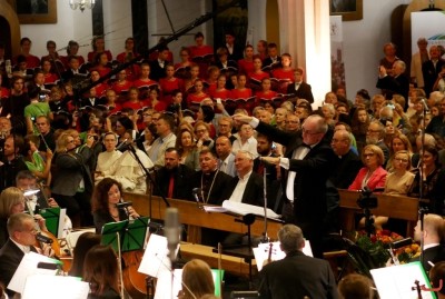 Blisko 1200 chórzystów i orkiestra symfoniczna Filharmonii Podkarpackiej to koncert galowy 9. Krajowego Kongresu Polskiej Federacji Pueri Cantores. 9 września o godz. 19.30 w Katedrze Rzeszowskiej podczas dwugodzinnego koncertu wystąpiły 33 chóry z Polski, Litwy, Łotwy, Ukrainy i Węgier oraz Orkiestra Symfoniczna Filharmonii Podkarpackiej. Muzykami dyrygowali: Wiesław Delimat i Marcin Florczak. Podczas koncertu uczestnicy wysłuchali utworów m.in. Haendla, Haydna oraz hymny kongresów Polskiej Federacji Pueri Cantores. Szczególnie oklaskiwane było premierowe wykonanie hymnu kongresu w Rzeszowie – utwór pt. „Da pacem, Domine” Dominika Lasoty – kompozytora z Rzeszowa. W koncercie uczestniczyli m.in.: bp Jan Wątroba, bp Kazimierz Górny i bp Edward Białogłowski. fot. ks. Tomasz Nowak