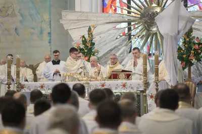 W Wielki Czwartek o godz. 10.00 w naszej Katedrze bp Jan Wątroba przewodniczył Mszy Krzyżma. Jest ona wyrazem jedności i wspólnoty duchowieństwa diecezji. Podczas tej Mszy Świętej biskup poświęcił olej chorych, katechumenów oraz olej krzyżma. Księża koncelebrujący z biskupem Eucharystię odnowili przyrzeczenia kapłańskie.
W koncelebrze wzięli udział bp Kazimierz Górny, bp Edward Białogłowski oraz 204 kapłanów z całej diecezji. W Eucharystii wzięli również udział licznie zebrani ministranci, lektorzy, animatorzy, ceremoniarze, członkowie scholi parafialnych i dziewczęcej służby maryjnej.
Podczas Mszy Świętej zaśpiewał chór Wyższego Seminarium Duchownego pod dyrekcją ks. dra Andrzeja Widaka. Przy organach zasiadł ks. Julian Wybraniec.
Fot. Małgorzata Ryndak