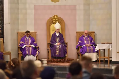 Mszy św. w Środę Popielcową na rozpoczęcie Wielkiego Postu w katedrze rzeszowskiej przewodniczył bp Jan Wątroba. Eucharystię koncelebrowali: ks. Łukasz Cyrnek, ks. Krzysztof Golas, ks. Krzysztof Gołąbek, ks. Sławomir Jeziorski, ks. Dominik Kiełb, ks. Jakub Nagi i ks. Nikodem Rybczyk.
Homilię wygłosił ks. Julian Wybraniec, wikariusz parafii katedralnej. Kaznodzieja w rozważaniu mówił o symbolice popiołu, którym w Środę Popielcową posypuje się głowy uczestników liturgii.
Po homilii odbył się obrzęd wybrania i wpisania imion do księgi katechumenów dwóch kobiet, które, jako dorosłe, przygotowują się do przyjęcia sakramentów inicjacji chrześcijańskiej.
Następnie odbył się obrzęd posypania popiołem.
Podczas Mszy św. posługę muzyczną pełniła Katedralna Schola Liturgiczna. Eucharystia była transmitowana przez Katolickie Radio VIA.
fot. ks. Jakub Oczkowicz