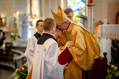 „Na swoje życie i swoje kapłaństwo trzeba popatrzeć w świetle Bożej miłości. Inaczej go nie pojmiemy ani my, ani ci, którzy będą na nas patrzeć” – mówił bp Jan Wątroba podczas Mszy św. z udzieleniem święceń prezbiteratu. 4 czerwca 2022 r. w kościele katedralnym jedenastu diakonów diecezji rzeszowskiej przyjęło sakrament kapłaństwa.
Do grona neoprezbiterów diecezji rzeszowskiej należą: ks. Sebastian Bełz z parafii w Nienadówce, ks. Krzysztof Lampart z parafii w Rudnej Wielkiej, ks. Mateusz Łachmanek z parafii w Lipinkach, ks. Karol Migut z parafii w Jasionce, ks. Marcin Murawski z parafii katedralnej w Rzeszowie, ks. Adrian Pazdan z parafii w Zagorzycach, ks. Tomasz Sienicki z parafii w Bieździedzy, ks. Dominik Świeboda z parafii w Palikówce, ks. Piotr Wąsacz z parafii bł. Władysława Findysza w Rzeszowie, ks. Mateusz Wojtuń z parafii w Święcanach oraz ks. Wiktor Zoła z parafii w Cieklinie.
Mszy św. przewodniczył i święceń udzielił bp Jan Wątroba. Eucharystię koncelebrowało około osiemdziesięciu księży, m.in: przełożeni Wyższego Seminarium Duchownego w Rzeszowie oraz proboszczowie i wikariusze z parafii rodzinnych neoprezbiterów. W Mszy św. uczestniczył abp Edward Nowak, bp Kazimierz Górny i bp Edward Białogłowski.
Zebranych w kościele katedralnym powitał ks. Krzysztof Gołąbek, proboszcz parafii.
W homilii bp Jan Wątroba nawiązał do słów z Ewangelii według św. Jana w których Chrystus tłumaczy co to znaczy być dobrym pasterzem. „Być kapłanem w Kościele Chrystusowym to znaczy mieć udział w Jego pasterskiej misji i stale upodabniać się do Dobrego Pasterza, który zna owce, karmi je, broni i jest gotów oddać życie dla ich dobra” – mówił hierarcha.
Po homilii odbył się obrzędy święceń: przyrzeczenie czci i posłuszeństwa Biskupowi Ordynariuszowi, Litania do Wszystkich Świętych podczas której kandydaci leżeli krzyżem, nałożenie rąk, modlitwa święceń oraz namaszczenie rąk krzyżmem i wręczenie chleba i wina. Podczas Liturgii Eucharystycznej nowo wyświęceni po raz pierwszy wyciągnęli dłonie nad chlebem i winem wypowiadając słowa konsekracji.
Na zakończenie Mszy św. ks. Tomasz Sienicki, podziękował w imieniu nowo wyświęconych wszystkim, którzy przyczynili się do przygotowania ich do kapłaństwa. Słowa wdzięczności, m.in. przełożonym Wyższego Seminarium Duchownego w Rzeszowie i rodzicom neoprezbiterów, wypowiedział bp Jan Wątroba. 
W drodze do zakrystii neoprezbiterzy zatrzymali się przy figurze Matki Bożej Fatimskiej zawierzając swoje kapłaństwo Matce Bożej.
W niedzielę, 5 czerwca, w Uroczystość Zesłania Ducha Świętego, neoprezbiterzy będą sprawować w swoich rodzinnych parafiach uroczyste Msze św. prymicyjne, a w najbliższych tygodniach otrzymają skierowania do parafii.

Fot. ks. Jakub Nagi oraz biala-wrona.pl
