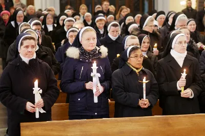 2 lutego 2019 r., w Święto Ofiarowania Pańskiego, w naszej Katedrze spotkały się osoby konsekrowane z diecezji rzeszowskiej. Po godzinnej adoracji Najświętszego Sakramentu uczestniczyli w Mszy św., której przewodniczył bp Jan Wątroba. Eucharystię koncelebrowali: ks. Stanisław Mac, emerytowany proboszcz parafii katedralnej, ks. Stanisław Kamiński, wikariusz biskupim ds. zakonnych oraz w większości duchowni zakonni. Na terenie diecezji rzeszowskiej mieszka, modli się i pracuje blisko 500 osób konsekrowanych. W 64 domach zakonnych żeńskich pracuje 329 sióstr zrzeszonych w 20 instytutach zakonnych, a w 11 domach zakonnych męskich – 130 zakonników zrzeszonych w 9 instytutach. Ponadto działają instytuty świeckie oraz wdowy i dziewice konsekrowane. fot. ks. Tomasz Nowak