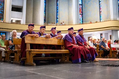 W środę 13 września przeżywaliśmy kolejne w tym roku Nabożeństwo Fatimskie. O godz. 18.40 zostały przedstawione prośby i podziękowania do Matki Bożej Fatimskiej, w intencji których sprawowana była także Msza Święta. Eucharystii przewodniczył i homilię wygłosił ks. Marek Kotwa – wikariusz parafii pw. Św. Michała Archanioła w Rzeszowie. Po Mszy Świętej wyruszyła procesja z figurą Matki Bożej, podczas której modlitwę różańcową prowadzili przedstawiciele parafii pw. Św. Jadwigi Królowej wraz ze swoimi duszpasterzami: ks. Tomaszem Gałuszką oraz ks. Łukaszem Mariuszycem, zaś figurę Matki Bożej nieśli przedstawiciele Bractwa św. Michała Archanioła, Rycerzy Kolumba oraz Związku Strzeleckiego "Strzelec". Modlitwę ubogaciła obecność Orkiestry Dętej pod dyrekcją Tadeusza Cielaka. Nabożeństwo zakończył Apel Jasnogórski. fot. Jola Warchoł