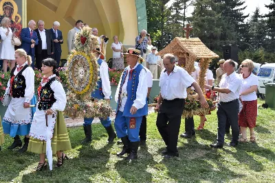 „Wierność ideałom jest gwarantem tego, że nie pogubimy się życiowo, nie skompromitujemy się i w naszym polskim domu będziemy gospodarzami, a nie najemnikami” – mówił podczas Dożynek Diecezjalnych bp Edward Białogłowski. 28 sierpnia 2022 r. do Parku Papieskiego w Rzeszowie przyjechało ponad 60 delegacji z wieńcami.

Do Parku Papieskiego w Rzeszowie przyjechało ponad 60 delegacji z parafii diecezji rzeszowskiej z wieńcami żniwnymi. Tegoroczną obsługę dożynek, w tym przygotowanie liturgii, zapewnili wierni i duszpasterze z Diecezjalnego Sanktuarium św. Józefa w Rzeszowie i dekanatu Rzeszów Północ. Przed Mszą św. odbył się program słowno-muzyczny w wykonaniu Diakonii Muzycznej z parafii św. Józefa w Rzeszowie.

Przed rozpoczęciem Mszy św. ks. Jerzy Uchman, diecezjalny duszpasterz rolników, przywitał przybyłych do Rzeszowa rolników, ogrodników, sadowników i pszczelarzy, wśród nich starostów dożynek: Aleksandrę i Bartłomieja Kędziorów z parafii pw. św. Józefa w Rzeszowie, a także obecnych na Mszy św. parlamentarzystów, władze państwowe i samorządowe, służby mundurowe oraz poczty sztandarowe.

Eucharystii przewodniczył bp Kazimierz Górny. W koncelebrze uczestniczył bp Edward Białogłowski, ks. infułat Wiesław Szurek oraz blisko dwudziestu księży.

Homilię wygłosił bp Edward Białogłowski.

„Dziękujemy Bogu za rolników, którzy mimo różnych trudności i przeciwności, które dotykają polską wieś, trwają przy rodzinnych gospodarstwach. Pochylają się nad rolą, która wydaje chleb i różne rośliny, warzywa, owoce i kwiaty. Dziękujemy wam, gospodynie i gospodarze, starsi i młodzi, za troskę i bezpieczeństwo żywnościowe naszego kraju oraz za zapasy żywnościowe, które są sprzedawane do innych krajów, a także wspomagają naszych sąsiadów borykających się, czy uciekających ze swojego kraju przed wojną do naszej ojczyzny, aby znaleźć tutaj bezpieczny kąt” – mówił bp Edward Białogłowski.

Biskup Białogłowski kierując do zebranych słowa zachęty pytał:

„Czy wasze domu rozbrzmiewają codzienną modlitwą dziękczynną i błagalną? Czy niedziela dla waszych domowników jest dniem świętym, z udziałem we Mszy św., z rodzinnym posiłkiem, z rozmową o waszej rodzinie, o jej troskach i radościach, o gospodarstwie, jego przyszłości i o przyszłości naszej ojczyzny? Zapalajcie ducha młodego pokolenia do życia ideałami: Bóg, honor, ojczyzna (…) Wierność ideałom jest gwarantem tego, że nie pogubimy się życiowo, nie skompromitujemy się i w naszym polskim domu będziemy gospodarzami, a nie najemnikami” – mówił bp Białogłowski.

Po błogosławieństwie poszczególne delegacje zaprezentowały swoje wieńce.

ks. Jakub Nagi
fot. ks. Tomasz Nowak