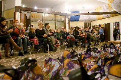 6 grudnia św. Mikołaj przybył także do naszej Katedry. Nie przyszedł z pustymi rękami. Obdarował grzeczne dzieci prezentami i porozmawiał z każdym, kto do niego podszedł. Przekazujemy pozdrowienia od św. Mikołaja dla całej parafii i obietnicę wizyty w przyszłym roku.  fot. Joanna Prasoł