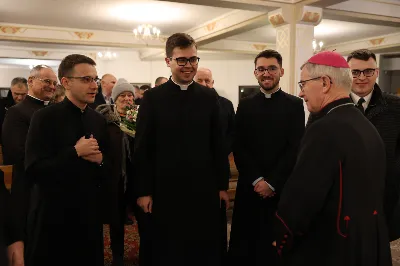 W liturgiczne wspomnienie św. Jana Apostoła (27 grudnia) w katedrze rzeszowskiej celebrowano Eucharystię, której przewodniczył bp Jan Wątroba. Mszę św. koncelebrował abp Edward Nowak, bp Edward Białogłowski, a także ok. 60 kapłanów, którzy wraz z przedstawicielami wspólnot, stowarzyszeń i instytucji modlili się w intencji Biskupa Rzeszowskiego z okazji jego imienin.
Homilię wygłosił ks. Janusz Kosior, proboszcz parafii pw. św. Jadwigi Królowej w Rzeszowie.
Na zakończenie Mszy św. bp Jan Wątroba podziękował za modlitwę i życzenia. 
fot. ks. Jakub Oczkowicz
