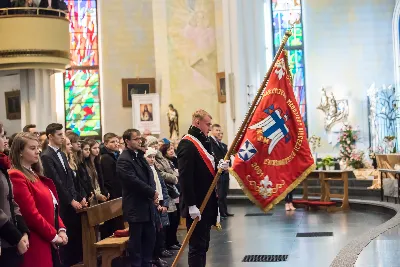 Uroczystość Chrystusa Króla to także święto Akcji Katolickiej i KSM-u. Centralnej uroczystości w Katedrze przewodniczył biskup diecezjalny Jan Wątroba. Eucharystię koncelebrowało 25 księży, wśród nich ks. Stanisław Potera – asystent diecezjalny AK i ks. Tomasz Ryczek – asystent diecezjalny KSM. Po wyznaniu wiary 88 młodych osób złożyło przyrzeczenie Katolickiego Stowarzyszenia Młodzieży. Obrzęd przyrzeczenia prowadził Paweł Grodzki – prezes KSM Diecezji Rzeszowskiej. Ceremonia zakończyła się odśpiewaniem hymnu KSM i zawołaniem: „Przez cnotę, naukę i pracę, służyć Bogu i Ojczyźnie, Gotów!”

Po Komunii św. bp Jan Wątroba, razem z ks. Stanisławem Poterą, wręczył nominacje 20 nowym prezesom oddziałów parafialnych Akcji Katolickiej. Krótkie przemówienia wypowiedzieli kolejno: Jeremi Kalkowski – prezes Zarządu Diecezjalnego Instytutu AK i Paweł Grodzki.

Po Komunii św. wszyscy zebrani uklękli przed Najświętszym Sakramentem. Biskup Ordynariusz odczytał Jubileuszowy Akt Przyjęcia Jezusa Chrystusa za Króla i Pana.

Po Mszy św. bp Jan Wątroba wręczył odznaki i legitymacje nowym członkom KSM.

fot. Fotografiarzeszow