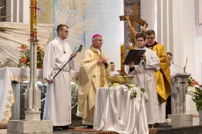 16 kwietnia 2022 r. bp Jan Wątroba przewodniczył liturgii Wigilii Paschalnej w naszej Katedrze. Podczas Mszy Świętej trzy osoby: Justyna, Anna i Nikola przyjęły sakrament chrztu, bierzmowania i Eucharystii.
fot. Joanna Prasoł