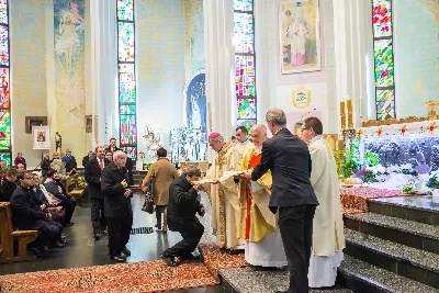 Uroczystość Chrystusa Króla to także święto Akcji Katolickiej i KSM-u. Centralnej uroczystości w Katedrze przewodniczył biskup diecezjalny Jan Wątroba. Eucharystię koncelebrowało 25 księży, wśród nich ks. Stanisław Potera – asystent diecezjalny AK i ks. Tomasz Ryczek – asystent diecezjalny KSM. Po wyznaniu wiary 88 młodych osób złożyło przyrzeczenie Katolickiego Stowarzyszenia Młodzieży. Obrzęd przyrzeczenia prowadził Paweł Grodzki – prezes KSM Diecezji Rzeszowskiej. Ceremonia zakończyła się odśpiewaniem hymnu KSM i zawołaniem: „Przez cnotę, naukę i pracę, służyć Bogu i Ojczyźnie, Gotów!”

Po Komunii św. bp Jan Wątroba, razem z ks. Stanisławem Poterą, wręczył nominacje 20 nowym prezesom oddziałów parafialnych Akcji Katolickiej. Krótkie przemówienia wypowiedzieli kolejno: Jeremi Kalkowski – prezes Zarządu Diecezjalnego Instytutu AK i Paweł Grodzki.

Po Komunii św. wszyscy zebrani uklękli przed Najświętszym Sakramentem. Biskup Ordynariusz odczytał Jubileuszowy Akt Przyjęcia Jezusa Chrystusa za Króla i Pana.

Po Mszy św. bp Jan Wątroba wręczył odznaki i legitymacje nowym członkom KSM.

fot. Fotografiarzeszow