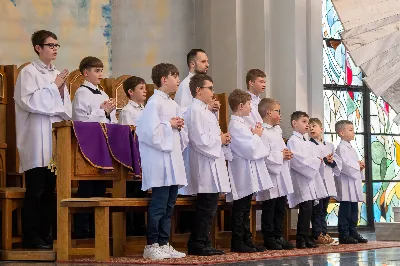 W IV Niedzielę Wielkiego Postu, podczas Mszy Świętej o godz. 12:00, ks. Krzysztof Gołąbek – proboszcz naszej Katedry, przyjął do grona Liturgicznej Służby Ołtarza dziesięciu nowych ministrantów! Po odpowiednim przygotowaniu, pod czujnym okiem ks. Pawła Wójcika oraz animatorów, chłopcy otrzymali stopień ministranta choralisty – po raz pierwszy założyli kołnierzyki i otrzymali legitymacje ministranckie. To wyjątkowy moment i ogromna radość dla naszej wspólnoty! 
Serdecznie gratulujemy chłopcom odwagi oraz życzymy wytrwałości w tej pięknej służbie przy Ołtarzu Pana Jezusa. 
Jeśli chcesz dołączyć do grona ministrantów – serdecznie zapraszamy! Zainteresowanych prosimy o kontakt z ks. Pawłem Wójcikiem.
 fot. Joanna Prasoł