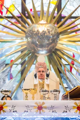 Uroczystość Chrystusa Króla to także święto Akcji Katolickiej i KSM-u. Centralnej uroczystości w Katedrze przewodniczył biskup diecezjalny Jan Wątroba. Eucharystię koncelebrowało 25 księży, wśród nich ks. Stanisław Potera – asystent diecezjalny AK i ks. Tomasz Ryczek – asystent diecezjalny KSM. Po wyznaniu wiary 88 młodych osób złożyło przyrzeczenie Katolickiego Stowarzyszenia Młodzieży. Obrzęd przyrzeczenia prowadził Paweł Grodzki – prezes KSM Diecezji Rzeszowskiej. Ceremonia zakończyła się odśpiewaniem hymnu KSM i zawołaniem: „Przez cnotę, naukę i pracę, służyć Bogu i Ojczyźnie, Gotów!”

Po Komunii św. bp Jan Wątroba, razem z ks. Stanisławem Poterą, wręczył nominacje 20 nowym prezesom oddziałów parafialnych Akcji Katolickiej. Krótkie przemówienia wypowiedzieli kolejno: Jeremi Kalkowski – prezes Zarządu Diecezjalnego Instytutu AK i Paweł Grodzki.

Po Komunii św. wszyscy zebrani uklękli przed Najświętszym Sakramentem. Biskup Ordynariusz odczytał Jubileuszowy Akt Przyjęcia Jezusa Chrystusa za Króla i Pana.

Po Mszy św. bp Jan Wątroba wręczył odznaki i legitymacje nowym członkom KSM.

fot. Fotografiarzeszow