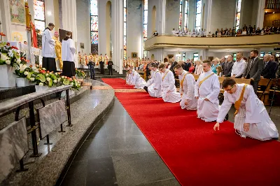 „Na swoje życie i swoje kapłaństwo trzeba popatrzeć w świetle Bożej miłości. Inaczej go nie pojmiemy ani my, ani ci, którzy będą na nas patrzeć” – mówił bp Jan Wątroba podczas Mszy św. z udzieleniem święceń prezbiteratu. 4 czerwca 2022 r. w kościele katedralnym jedenastu diakonów diecezji rzeszowskiej przyjęło sakrament kapłaństwa.
Do grona neoprezbiterów diecezji rzeszowskiej należą: ks. Sebastian Bełz z parafii w Nienadówce, ks. Krzysztof Lampart z parafii w Rudnej Wielkiej, ks. Mateusz Łachmanek z parafii w Lipinkach, ks. Karol Migut z parafii w Jasionce, ks. Marcin Murawski z parafii katedralnej w Rzeszowie, ks. Adrian Pazdan z parafii w Zagorzycach, ks. Tomasz Sienicki z parafii w Bieździedzy, ks. Dominik Świeboda z parafii w Palikówce, ks. Piotr Wąsacz z parafii bł. Władysława Findysza w Rzeszowie, ks. Mateusz Wojtuń z parafii w Święcanach oraz ks. Wiktor Zoła z parafii w Cieklinie.
Mszy św. przewodniczył i święceń udzielił bp Jan Wątroba. Eucharystię koncelebrowało około osiemdziesięciu księży, m.in: przełożeni Wyższego Seminarium Duchownego w Rzeszowie oraz proboszczowie i wikariusze z parafii rodzinnych neoprezbiterów. W Mszy św. uczestniczył abp Edward Nowak, bp Kazimierz Górny i bp Edward Białogłowski.
Zebranych w kościele katedralnym powitał ks. Krzysztof Gołąbek, proboszcz parafii.
W homilii bp Jan Wątroba nawiązał do słów z Ewangelii według św. Jana w których Chrystus tłumaczy co to znaczy być dobrym pasterzem. „Być kapłanem w Kościele Chrystusowym to znaczy mieć udział w Jego pasterskiej misji i stale upodabniać się do Dobrego Pasterza, który zna owce, karmi je, broni i jest gotów oddać życie dla ich dobra” – mówił hierarcha.
Po homilii odbył się obrzędy święceń: przyrzeczenie czci i posłuszeństwa Biskupowi Ordynariuszowi, Litania do Wszystkich Świętych podczas której kandydaci leżeli krzyżem, nałożenie rąk, modlitwa święceń oraz namaszczenie rąk krzyżmem i wręczenie chleba i wina. Podczas Liturgii Eucharystycznej nowo wyświęceni po raz pierwszy wyciągnęli dłonie nad chlebem i winem wypowiadając słowa konsekracji.
Na zakończenie Mszy św. ks. Tomasz Sienicki, podziękował w imieniu nowo wyświęconych wszystkim, którzy przyczynili się do przygotowania ich do kapłaństwa. Słowa wdzięczności, m.in. przełożonym Wyższego Seminarium Duchownego w Rzeszowie i rodzicom neoprezbiterów, wypowiedział bp Jan Wątroba. 
W drodze do zakrystii neoprezbiterzy zatrzymali się przy figurze Matki Bożej Fatimskiej zawierzając swoje kapłaństwo Matce Bożej.
W niedzielę, 5 czerwca, w Uroczystość Zesłania Ducha Świętego, neoprezbiterzy będą sprawować w swoich rodzinnych parafiach uroczyste Msze św. prymicyjne, a w najbliższych tygodniach otrzymają skierowania do parafii.

Fot. ks. Jakub Nagi oraz biala-wrona.pl
